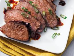 MÉDAILLONS DE BOEUF AVEC OIGNONS CARAMÉLISÉS AU VIN ROUGE