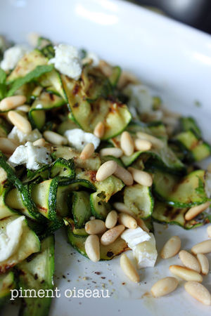 Salade de courgette grillée au chèvre, à la menthe et aux pignons