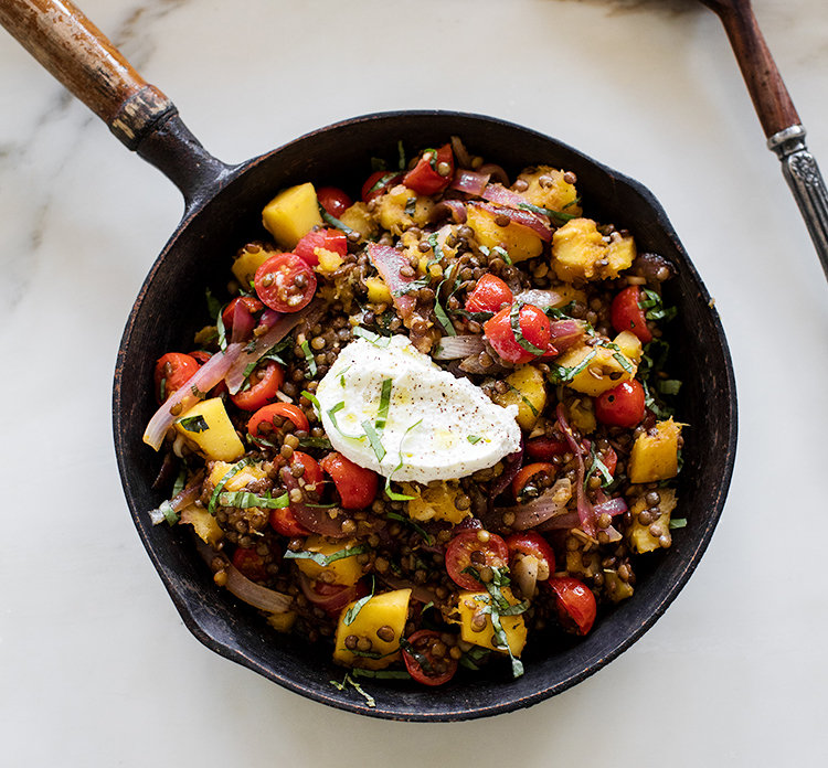 Poêlée de lentilles, courge, tomates & fromage frais