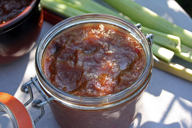 Chutney à la rhubarbe et raisin