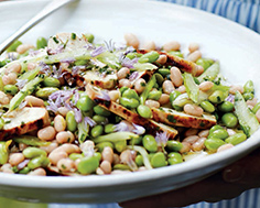 Salade de haricots blancs, de poulet et de céleri garnie de ciboulette