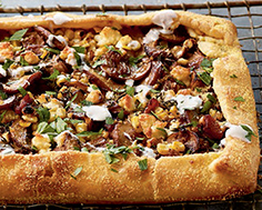 Tarte à la semoule de maïs garnie de maïs et de champignons