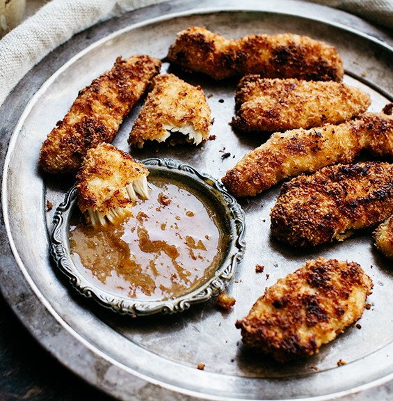 Doigts de poulet croustillants, sauce à la confiture d’abricots & moutarde