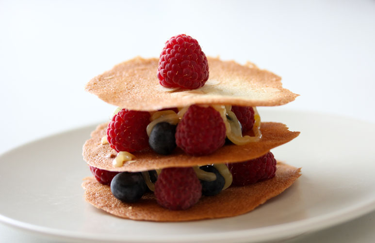 Tuiles aux noisettes et framboises