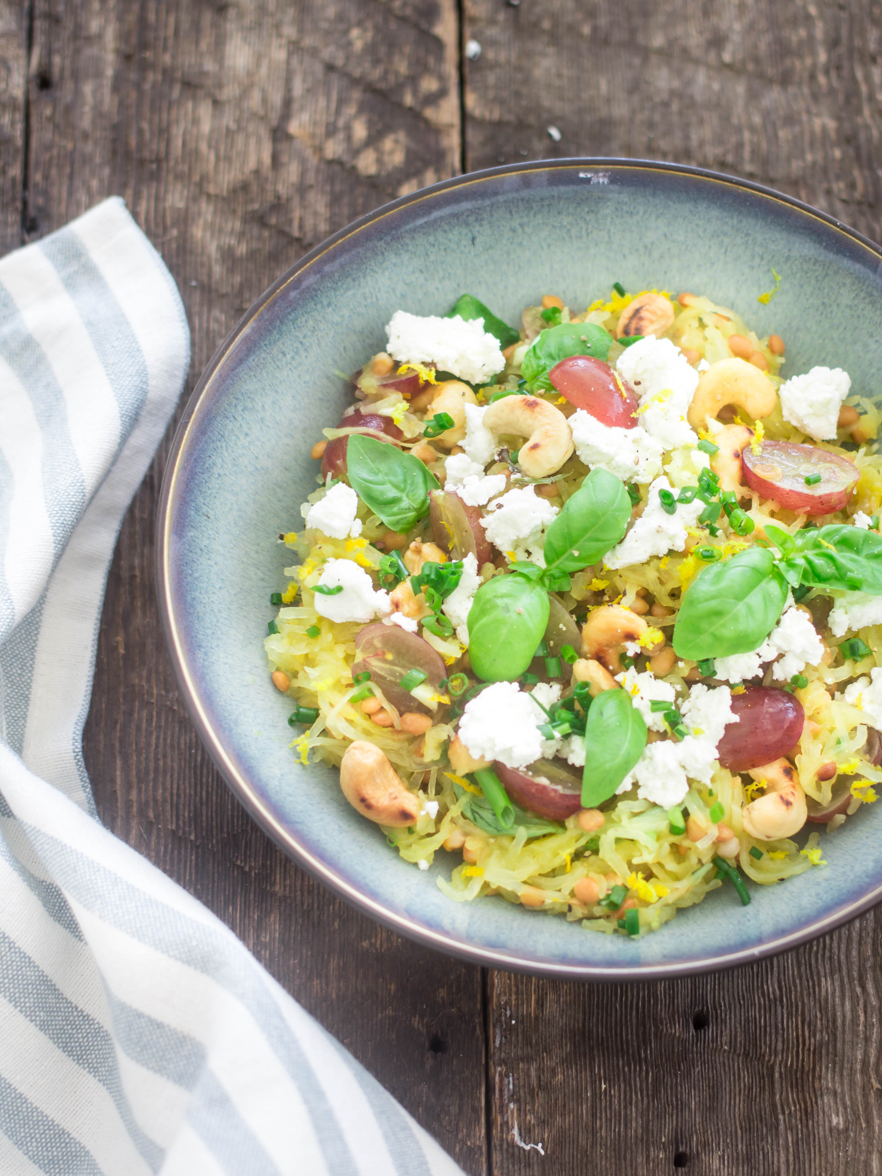 Courge spaghetti aux lentilles, raisins, chèvre & noix de cajou