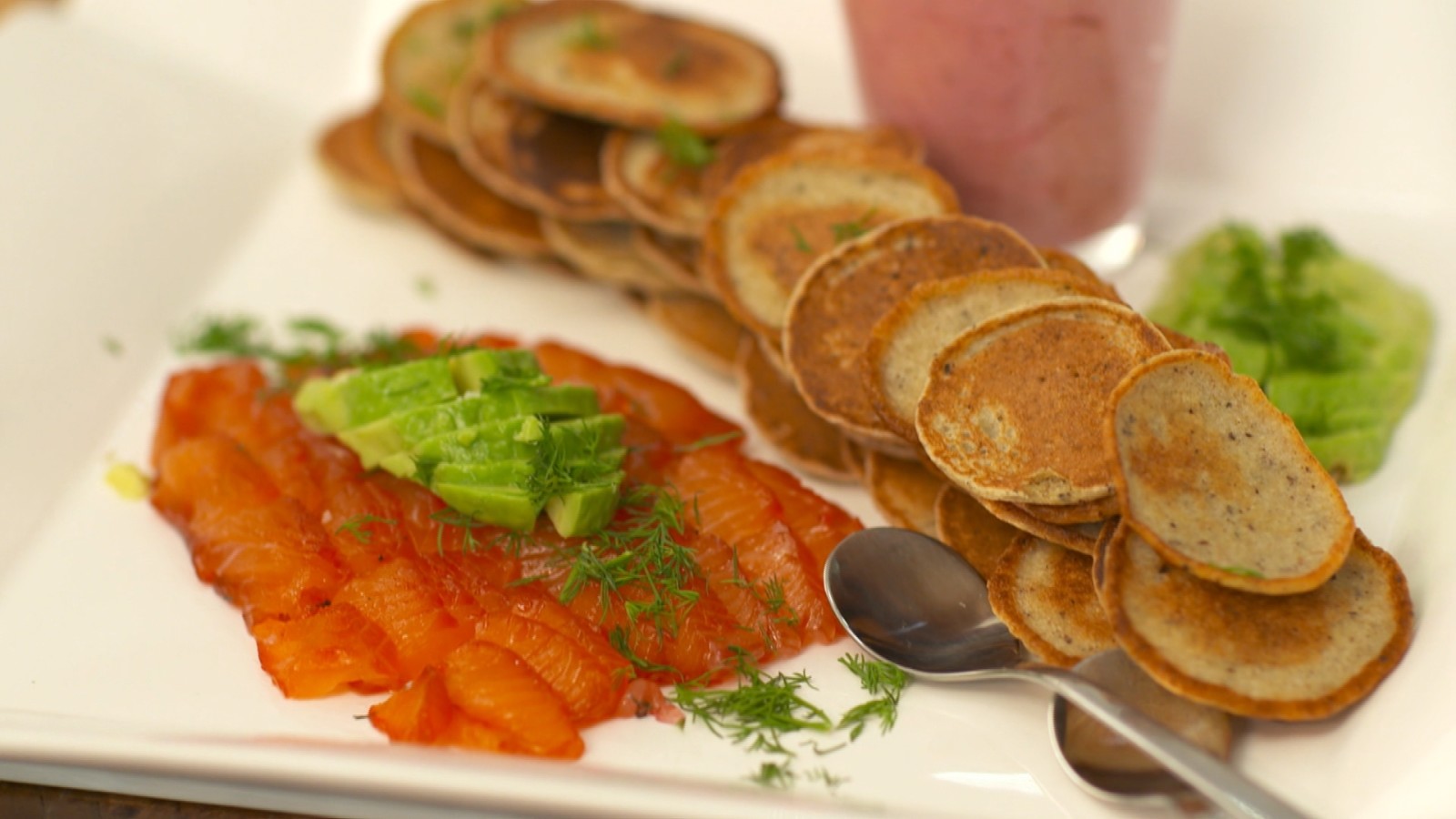 Gravlax au betteraves sur blinis au sarrasin