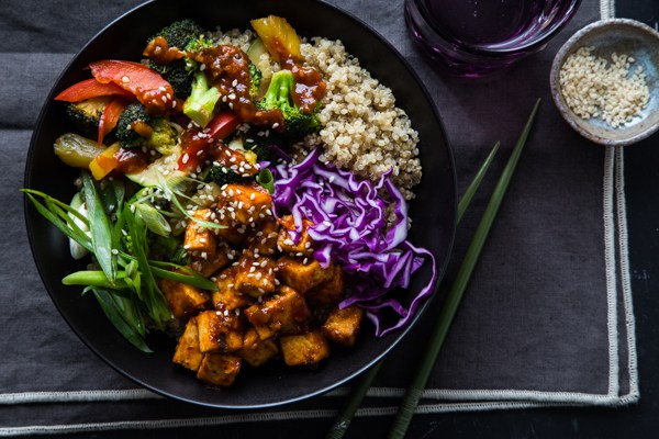 Bols coréens de tofu BBQ avec les légumes sautés et quinoa