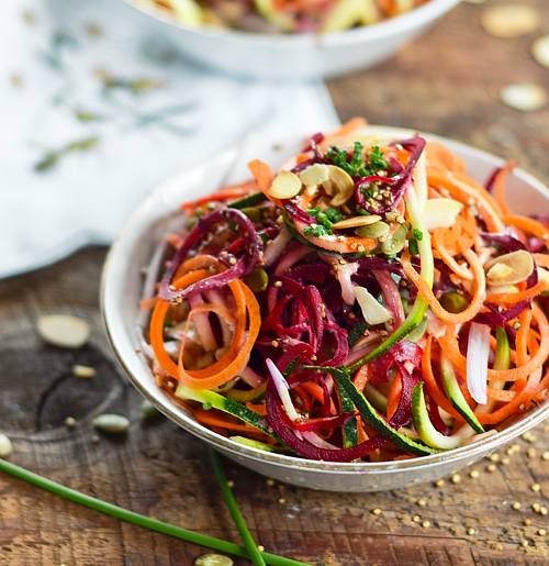 Salade de spirales de légumes et sa vinaigrette au beurre de graines de citrouille