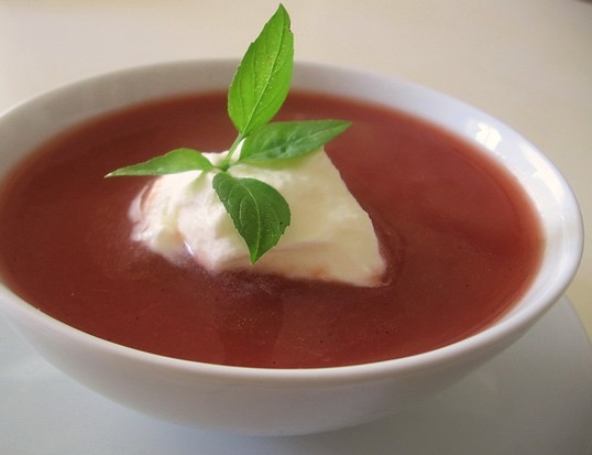 Soupe froide de rhubarbe à la cannelle et à la vanille