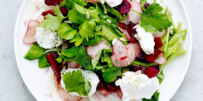 Salade de rhubarbe, fenouil, betterave et fromage de chèvre