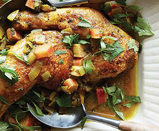 Cuisses de poulet braisées avec rhubarbe et oseille