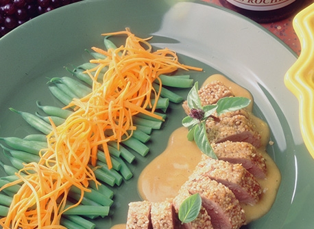 Filets de porc aux graines de sésame, sauce à la moutarde