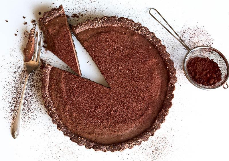 Tarte au chocolat noir et au tofu sur croquant d’amandes