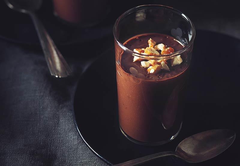 Velouté de chocolat aux bananes et noix de cajou épicées