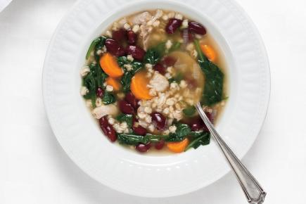 Soupe à l'orge, aux haricots rouges et aux épinards