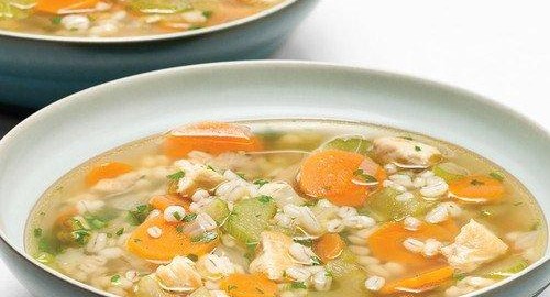 Soupe réconfortante à l'orge et au poulet