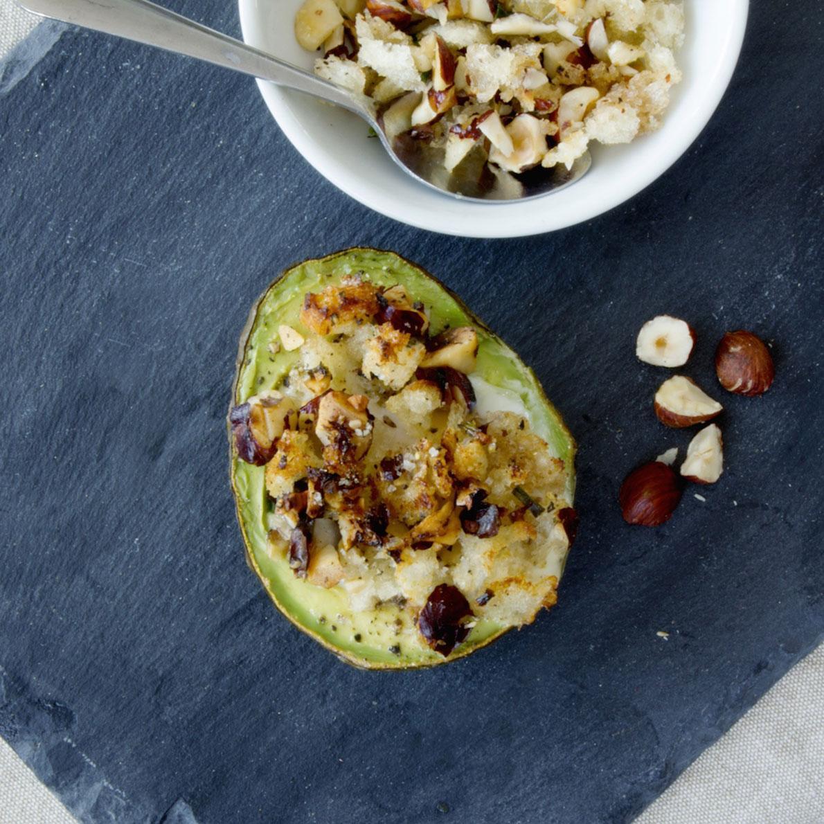 Avocat-déjeuner, garniture croquante aux noisettes