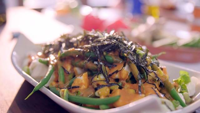 Poutine de haricots verts au cari rouge