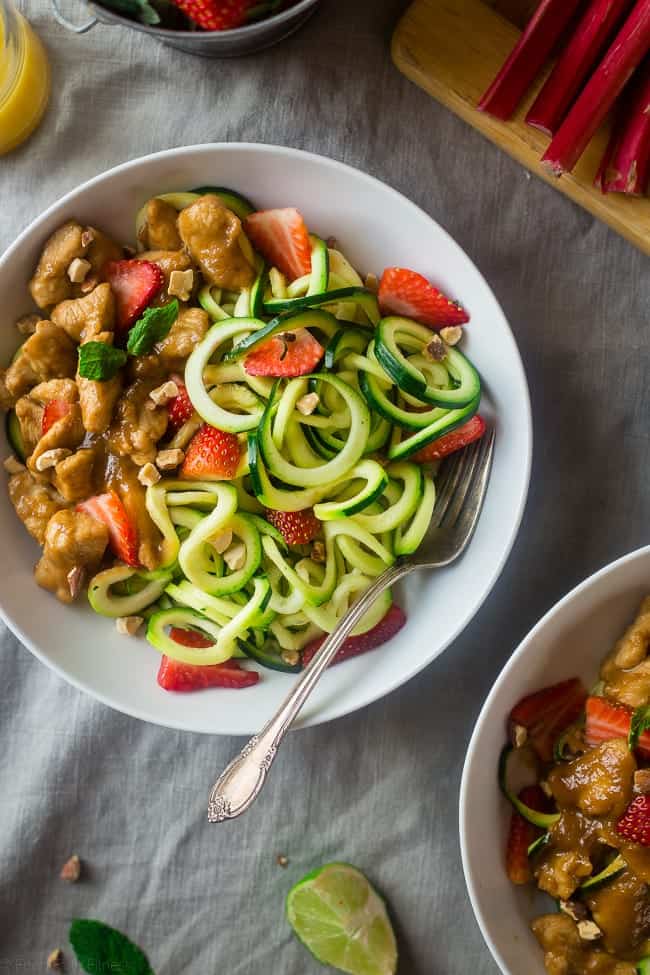 Sauté de poulet sauté à la fraise et à la rhubarbe