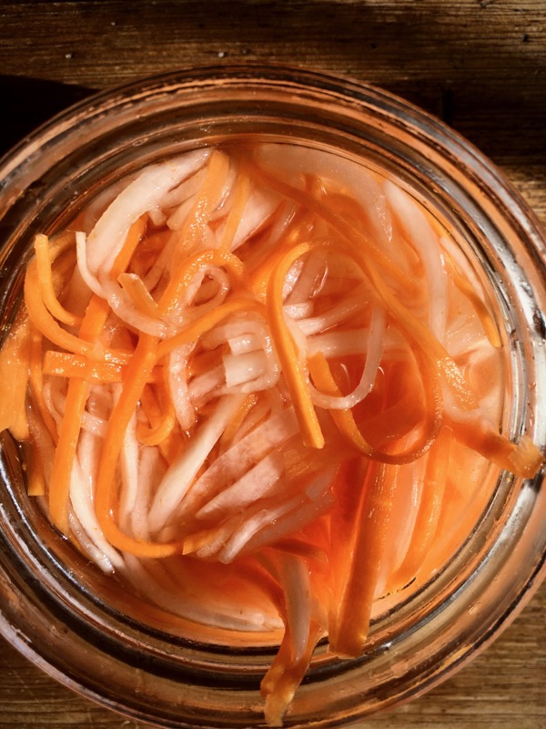 Légumes marinés (daïkons et carottes)