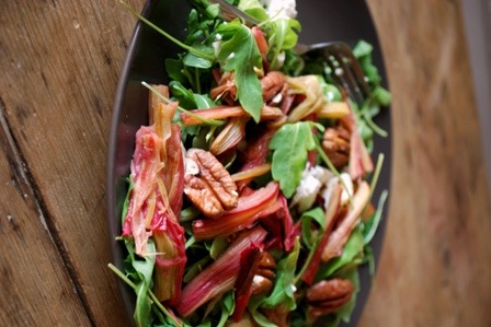 Salade de roquette, rhubarbe rôtie, chèvre frais et noix de pécan
