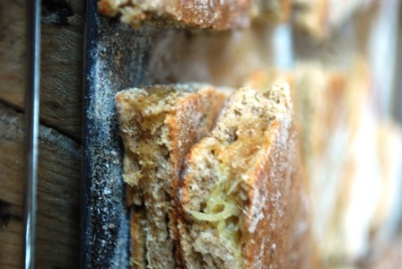 Scones à la rhubarbe et au gingembre confit