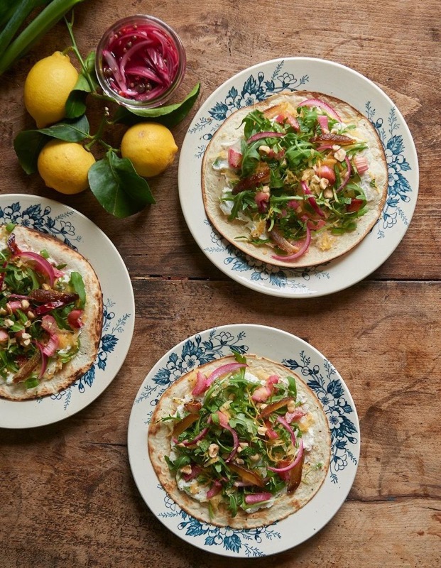 Tortilla sucrée-salée ricotta rhubarbe oignon nouveau