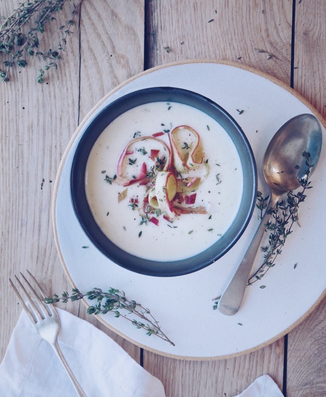 Soupe de céleri-rave à la rhubarbe marinée