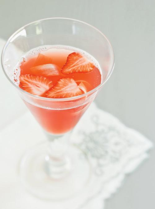 Sangria rosée fraise et rhubarbe