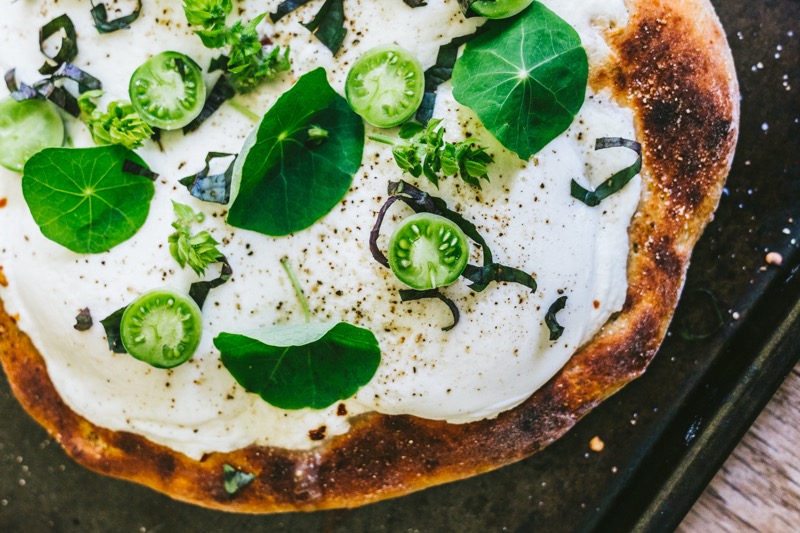 Pizza blanche aux herbes et capucines de juillet et dahlias