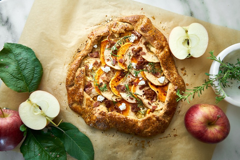 Galette de fromage de chèvre, pommes d'automne salées, courge musquée