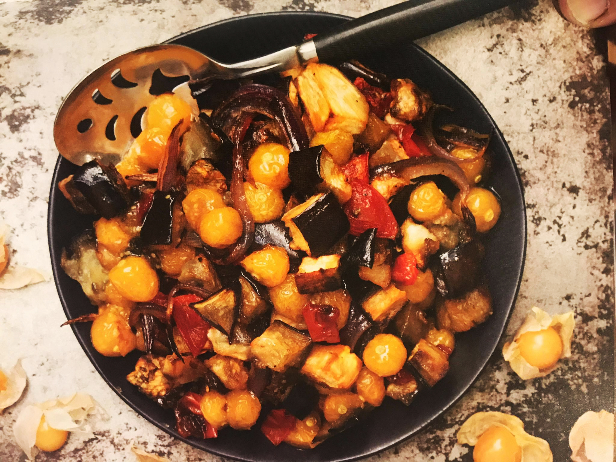 Aubergine et cerises de terre rôties au four