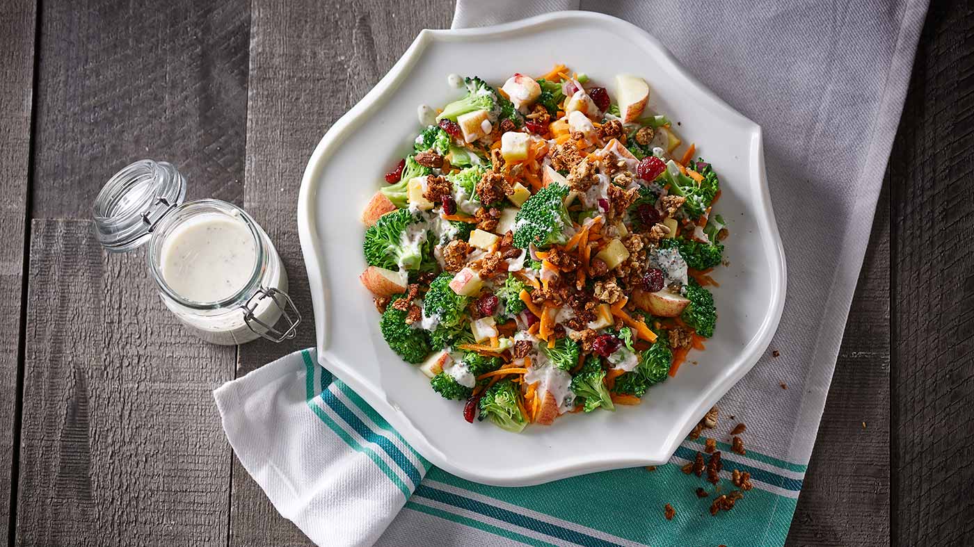 Salade brocolis, pommes et granola sans gluten
