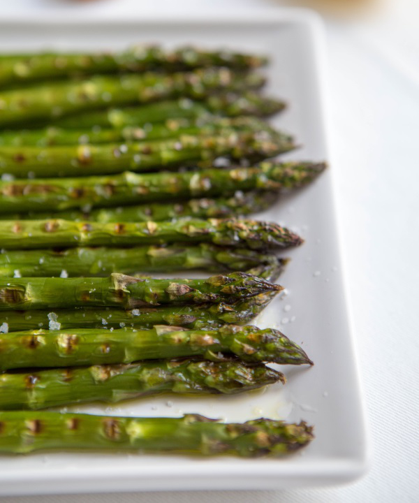 Asperges rôties au vinaigre de rhubarbe