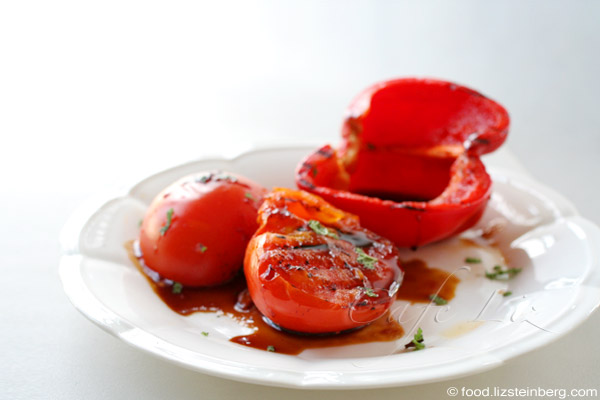 Tomates grillées avec sauce balsamique aux dattes