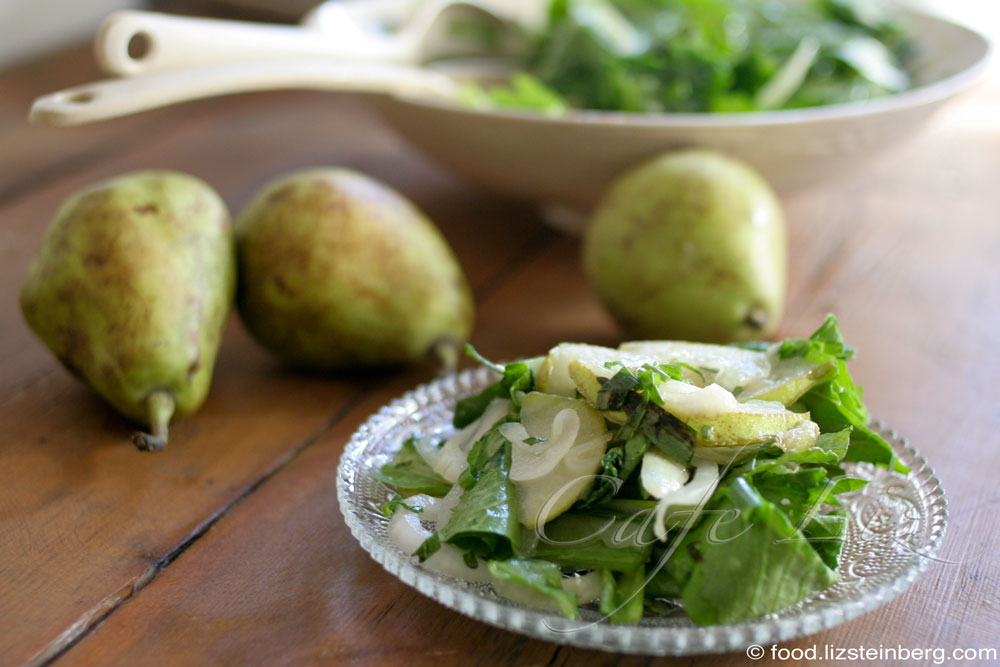 Salade de feuilles de moutarde avec poire marinée et fenouil