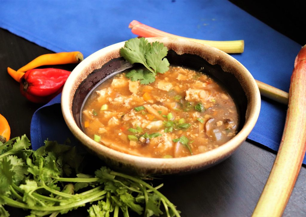 Soupe aigre-piquante végétalienne à la rhubarbe